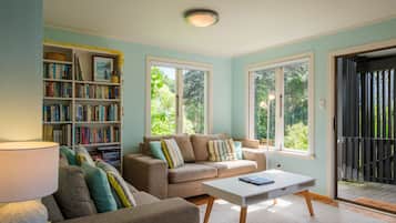 Drop Anchor | Living area | 40-inch flat-screen TV with satellite channels, TV