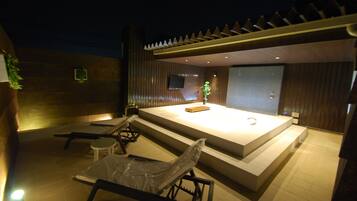 1 Bedroom Apartment, Smoking | Deep-soaking bathtub