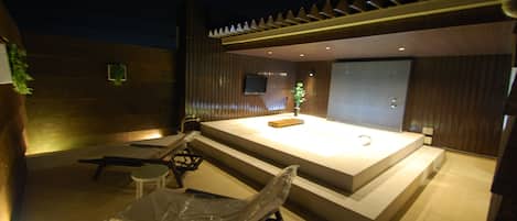 1 Bedroom Apartment, Smoking | Deep-soaking bathtub