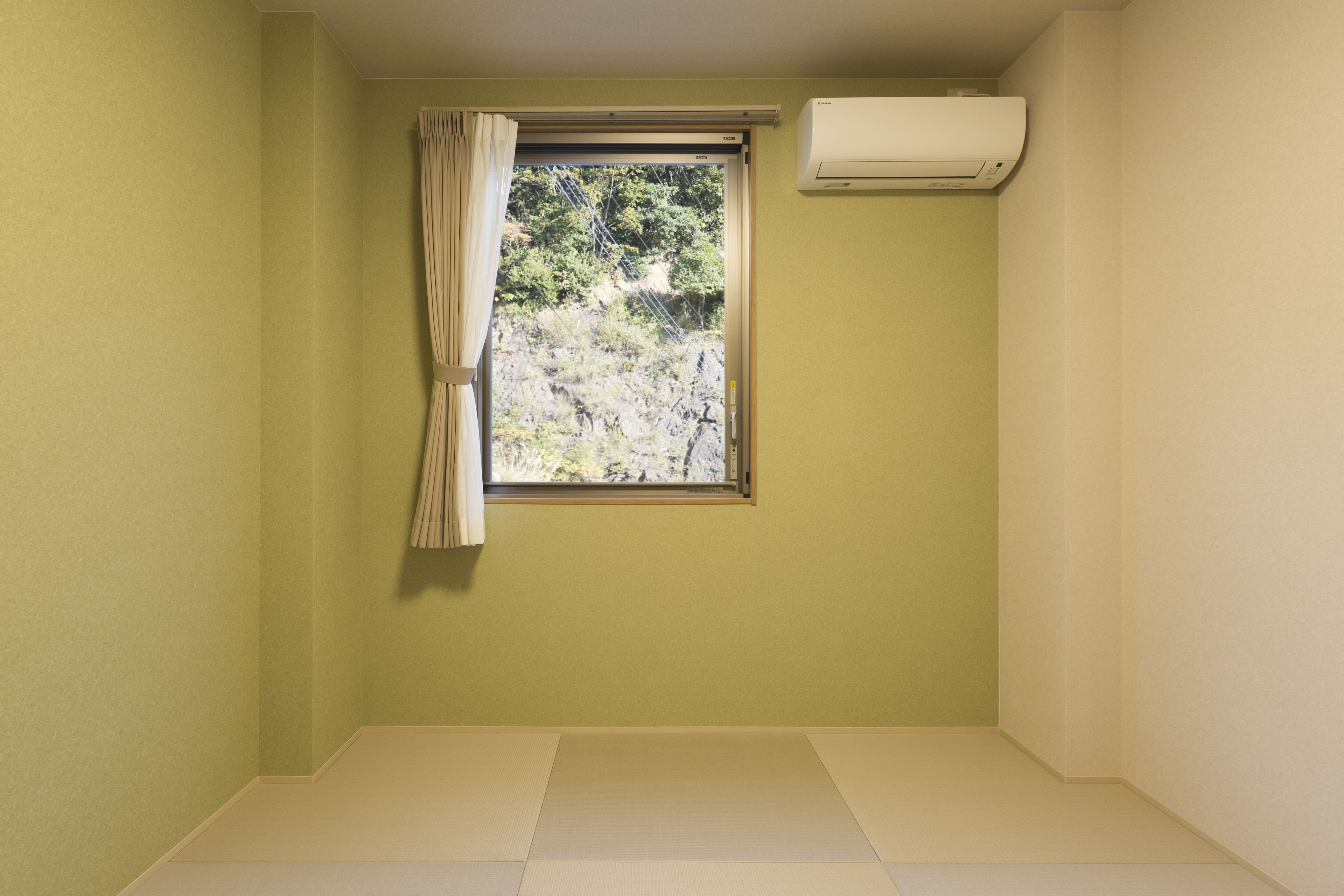 traditional room | down duvets, free wifi