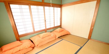 Japanese Style Room for 3 People | Free WiFi, bed sheets