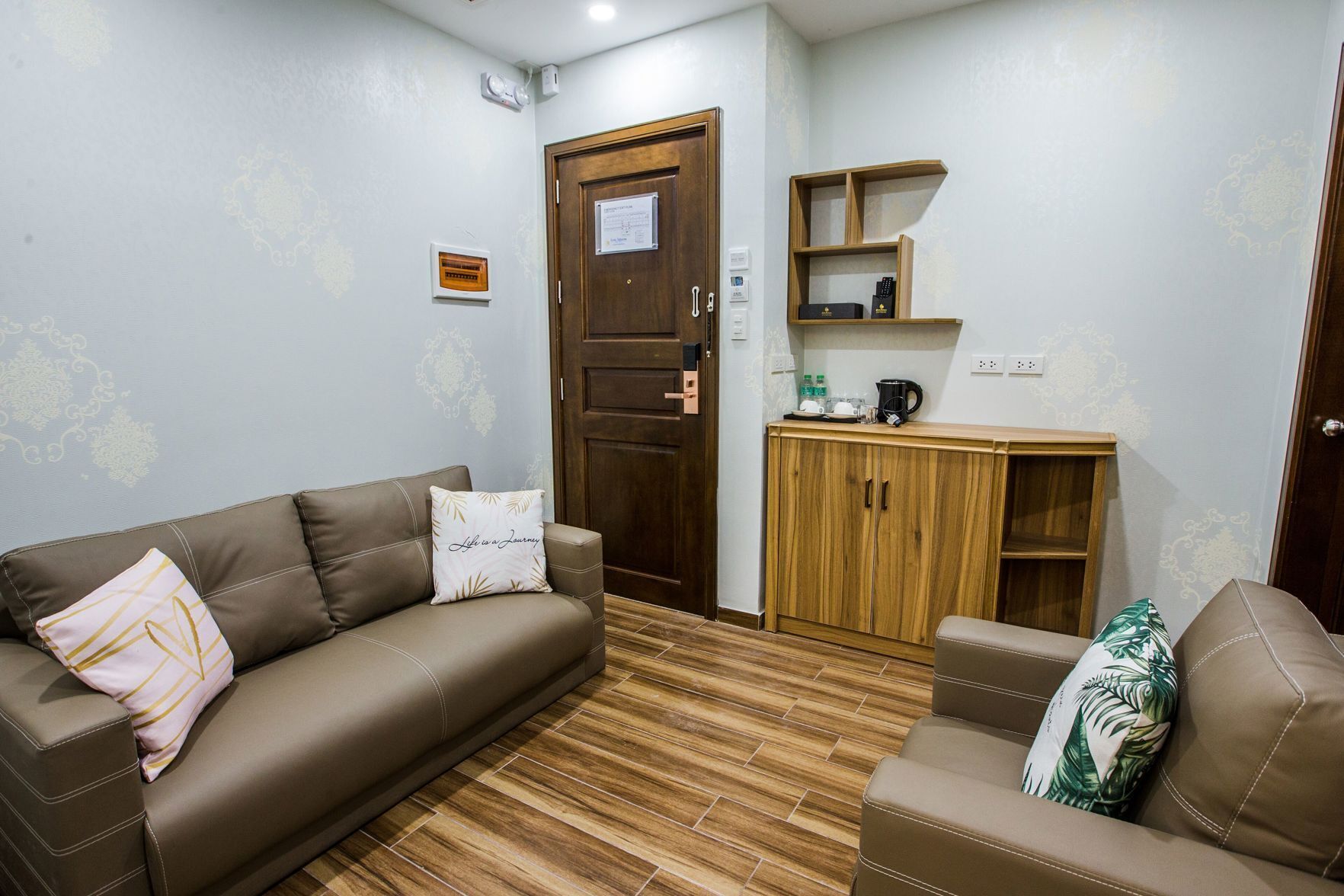 Living area | 32-inch flat-screen TV with cable channels, TV