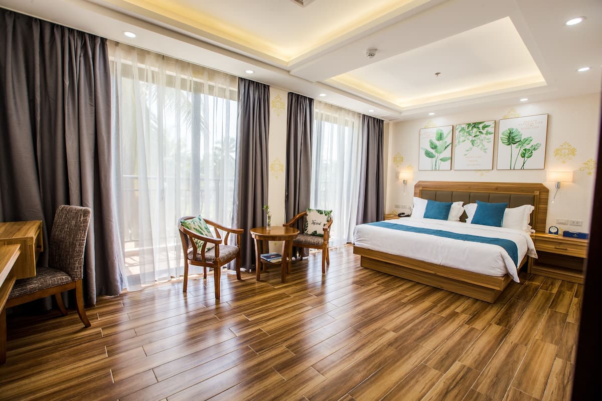 Minibar, caja de seguridad en la habitación y decoración personalizada