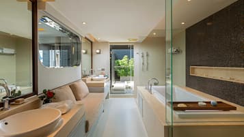 Hideaway Suite | Kylpyhuone | Suihku, ympäristöystävälliset hygieniatuotteet, kylpytakit, tohvelit