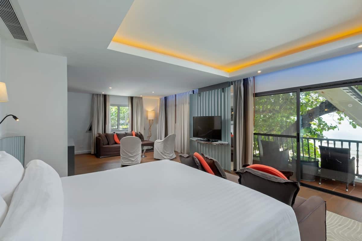 suite, beachfront | in-room safe, blackout curtains, iron/ironing board