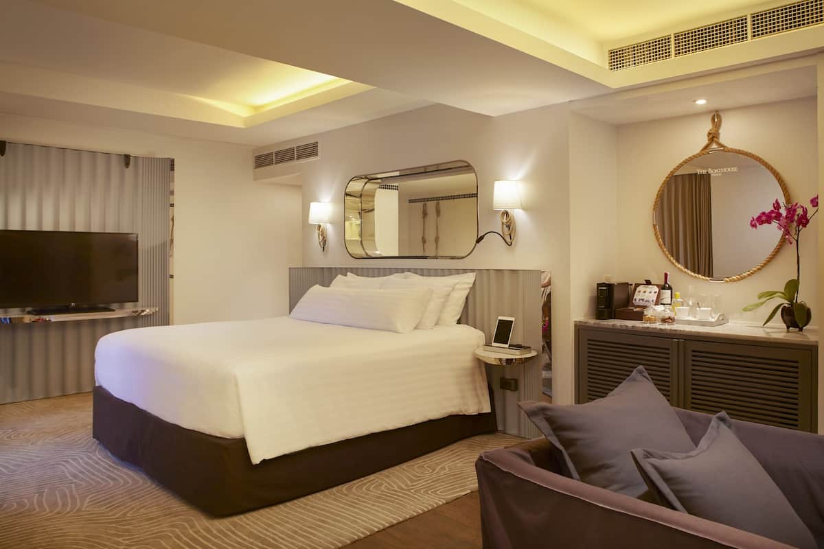 Junior Suite | 1 bedroom, in-room safe, blackout drapes, iron/ironing board