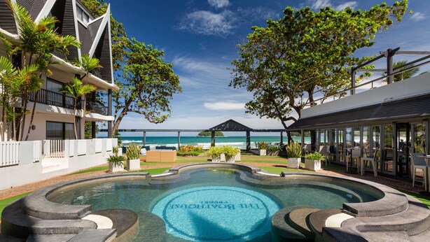 Uma piscina com design circular e a inscrição "The Bondi Beach" ao centro.
