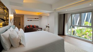 Une chambre d’hôtel moderne dotée d’un grand lit, d’un bureau, d’une chaise et offrant une vue sur l’extérieur grâce à de grandes fenêtres.