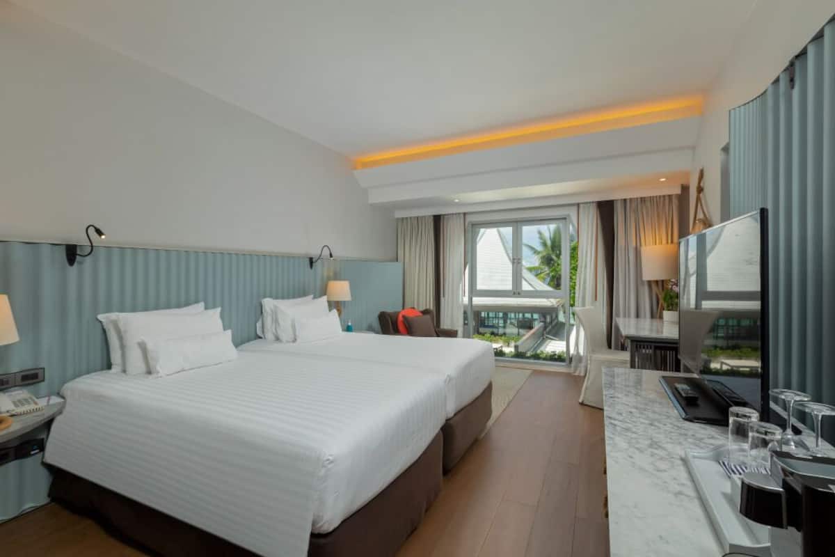 Deluxe Room | 1 bedroom, in-room safe, blackout drapes, iron/ironing board