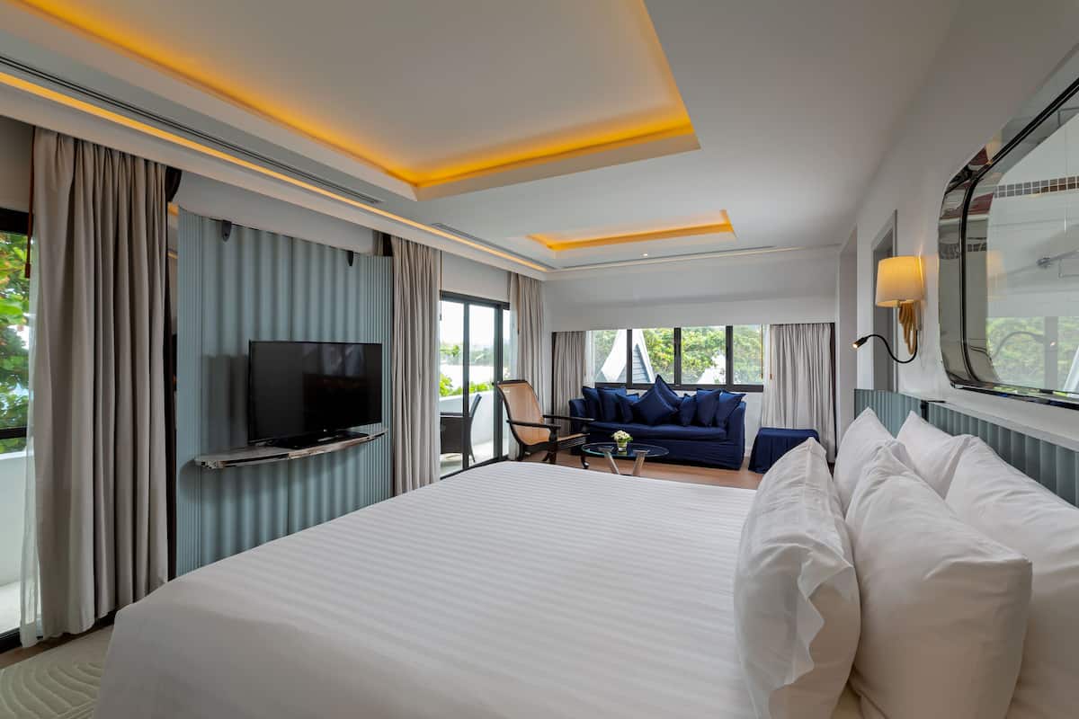 Penthouse | 1 bedroom, in-room safe, blackout drapes, iron/ironing board