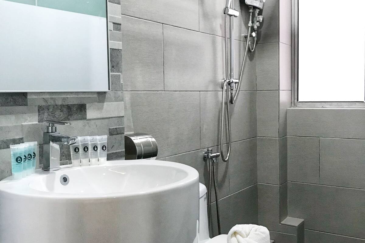 shower, free toiletries, hair dryer, towels