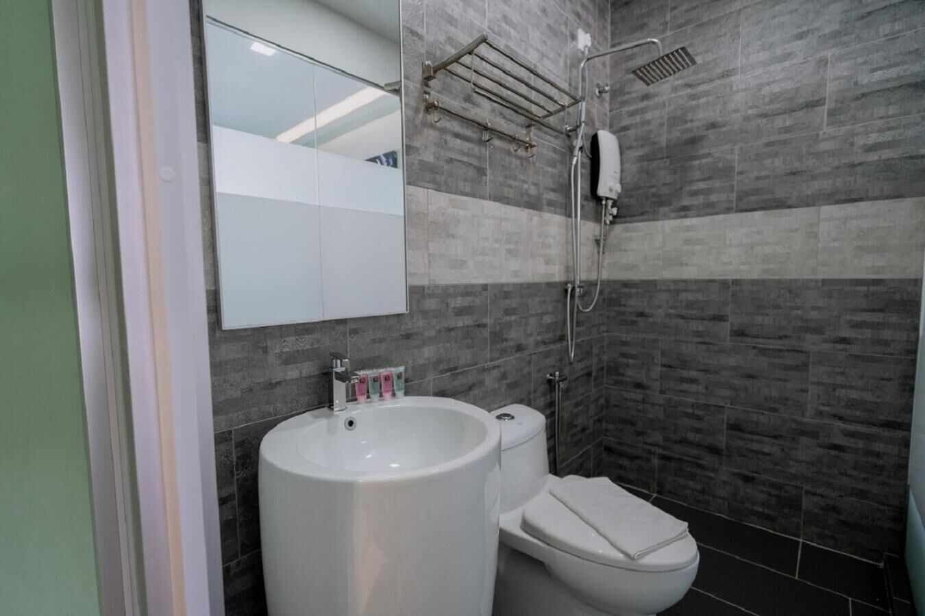 shower, free toiletries, hair dryer, towels