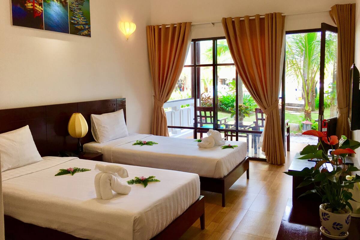 Phòng Premium, quang cảnh biển (or Pool View) | Bộ đồ giường cao cấp, minibar, két bảo mật tại phòng, bàn