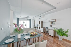 Appartement, 3 chambres | Repas dans la chambre