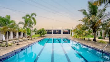 10 outdoor pools