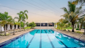 10 outdoor pools