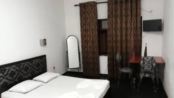 Basic Double Room, 1 Bedroom, Smoking | 1 bedroom, iron/ironing board, rollaway beds, free WiFi