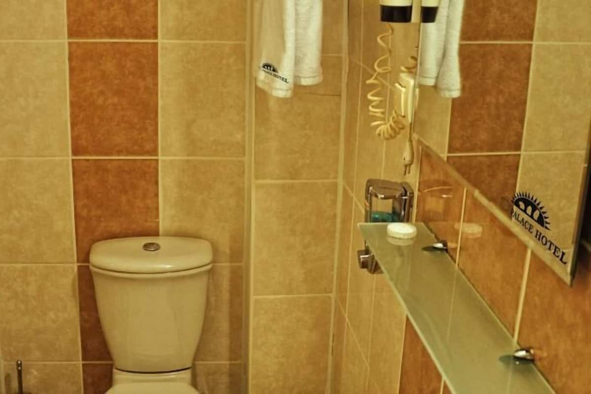 Dusche, kostenlose Toilettenartikel, Handtücher