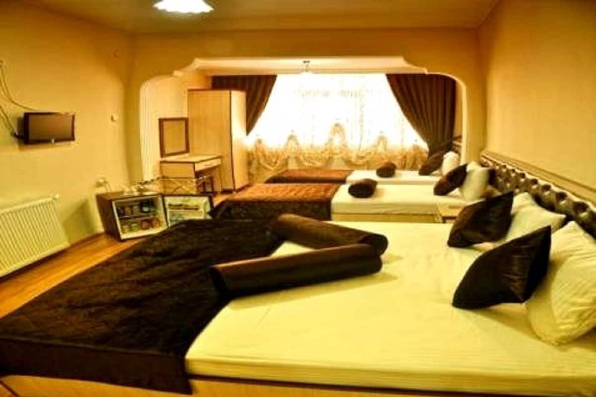 Quadruple Room | Minibar, desk, soundproofing, free WiFi