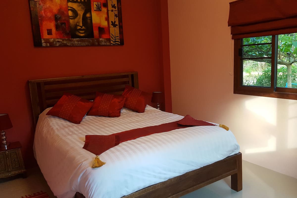 Ropa de cama de alta calidad y caja de seguridad en la habitación