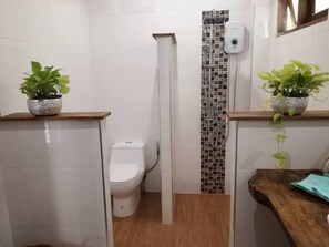Slow Life House | Badezimmer | Dusche, kostenlose Toilettenartikel, Handtücher