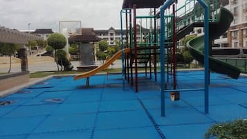 Zona de juegos infantil al aire libre