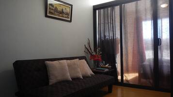 1 Bedroom Condo, Unit 4/416 | Living room | Flat-screen TV