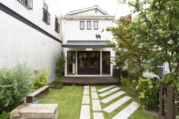 Vista frontal de la propiedad