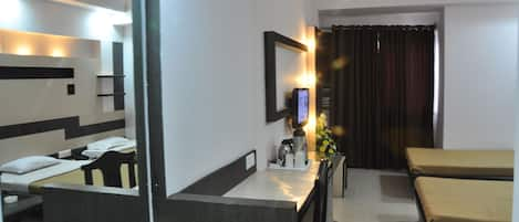 Executive Room | In-room safe, individually decorated, individually furnished, desk