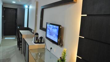 Executive Double Room | In-room safe, individually decorated, individually furnished, desk