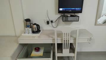 Basic Studio | In-room safe, individually decorated, individually furnished, desk