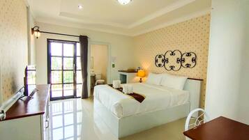 Deluxe Double Room | In-room dining