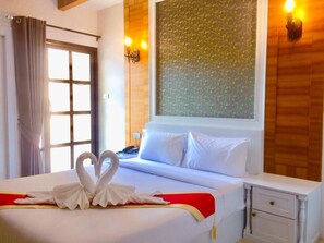 Minibar, skrivebord, blendingsgardiner og wi-fi (inkludert)