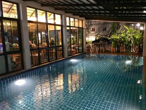 Una piscina techada, una piscina al aire libre