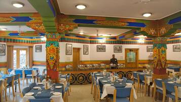 Breakfast, lunch, dinner served; international cuisine