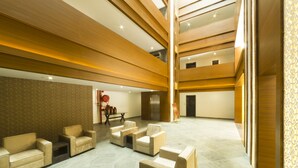 Lobby sitting area - Summit Hampton Hotel (Peerumade)