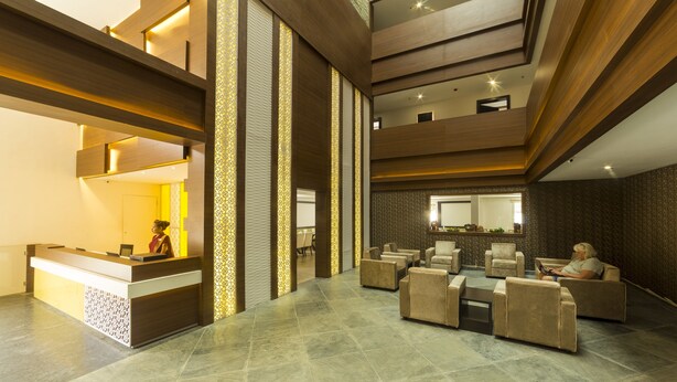 Lobby lounge - Summit Hampton Hotel (Peerumade)