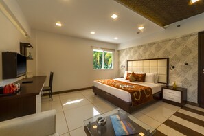 Premium Room, 1 Double Bed, Accessible | Premium bedding, in-room safe, desk, soundproofing - Summit Hampton Hotel (Peerumade)