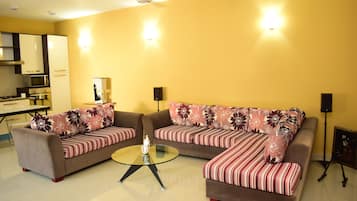 Comfort Apartment, 3 Bedrooms, Garden View | Ruang tamu | 52 inci televisyen skrin rata dengan satelit, TV, pemain DVD