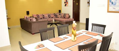 Comfort Apartment, 3 Bedrooms, Garden View | In-room dining