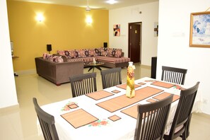 Apartament Comfort, 3 dormitoris, vistes al jardí | Zona de menjador de l'habitació