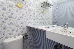 Deluxe-Doppelzimmer | Badezimmer | Dusche, kostenlose Toilettenartikel, Handtücher