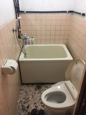 Vierpersoonskamer, privébadkamer | Badkamer | Gratis toiletartikelen, een haardroger, handdoeken