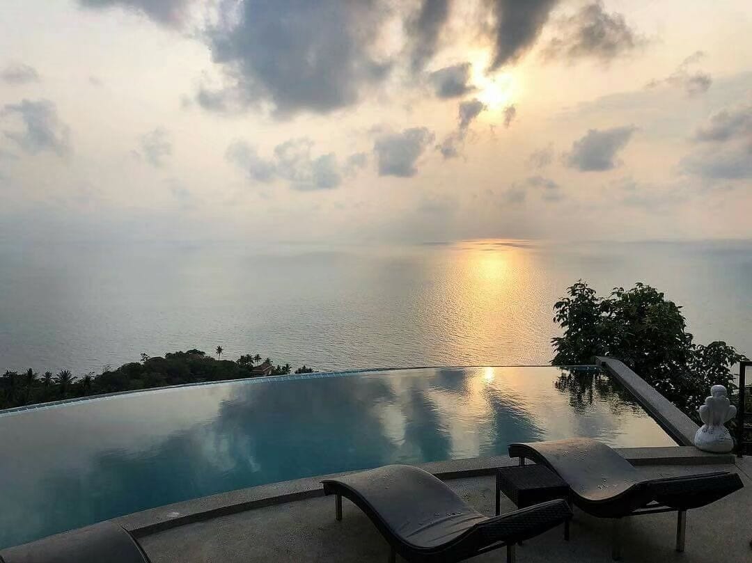 Utendørsbasseng og et evighetsbasseng