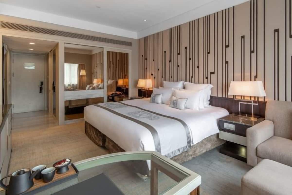 Premium bedding, minibar, in-room safe, desk