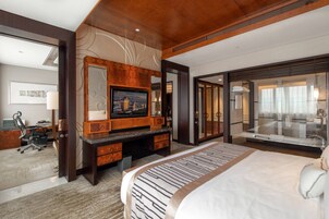 Business Suite | Premium bedding, minibar, in-room safe, desk