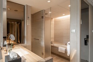 Separat badekar og bruser, gratis toiletartikler, hårtørrer, badekåber