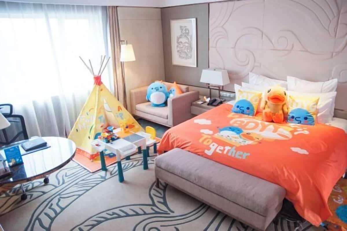 Premium bedding, minibar, in-room safe, desk