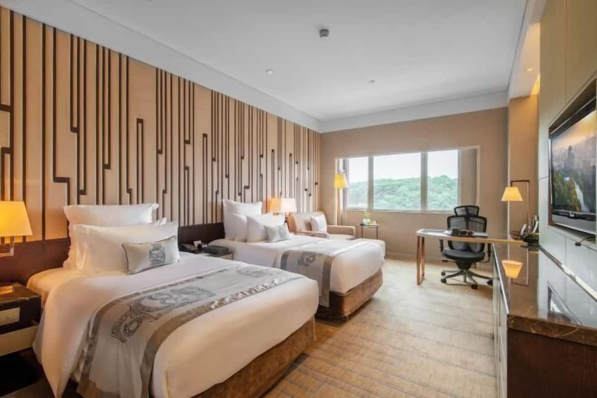 Premium bedding, minibar, in-room safe, desk