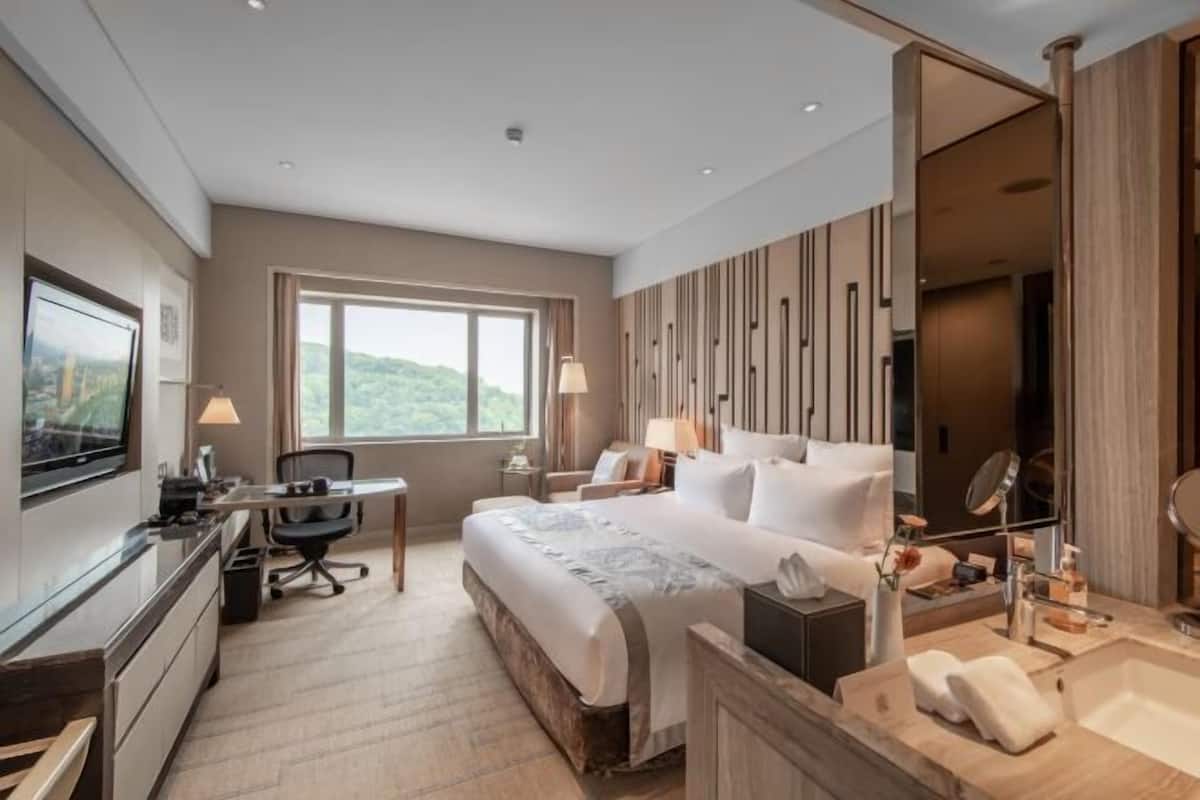 Premium bedding, minibar, in-room safe, desk